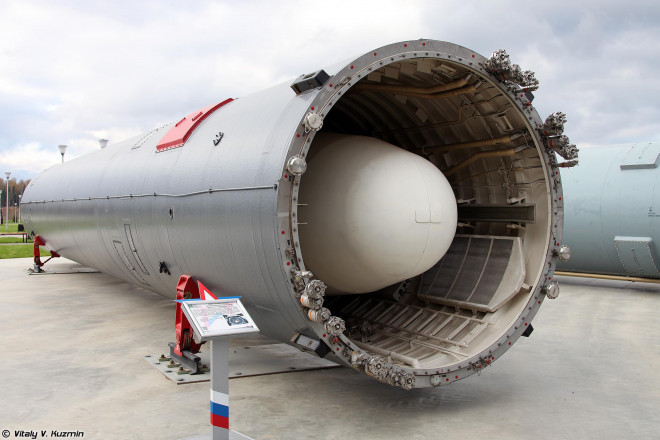 "Người ta cho rằng một số đầu đạn có
thể bị bỏ sót, điều này sẽ dẫn đến việc phá hủy trung tâm kiểm soát
quân sự và dân sự. Với mục đích này, thuật toán Bàn tay chết đã
được hình thành".