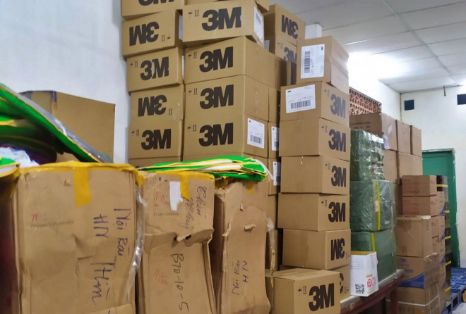 Hơn 10.000 khẩu trang nghi giả mạo nhãn hiệu 3M trong khuôn viên của Hội Chữ thập đỏ Việt Nam (Ảnh: Tổng cục QLTT).