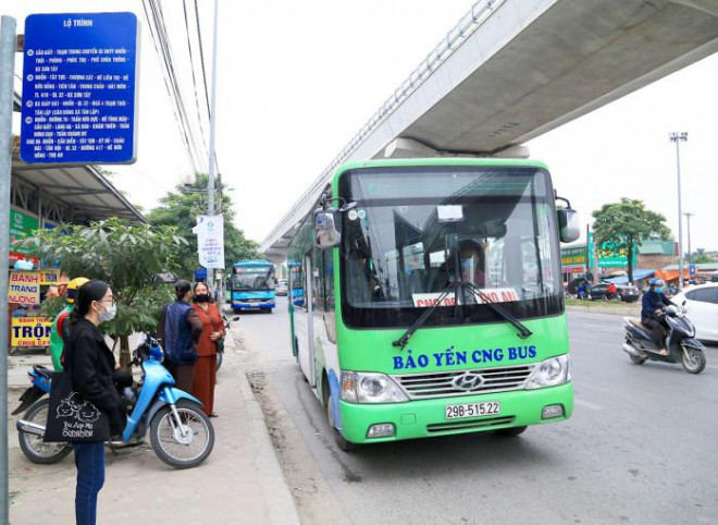 Mạng lưới xe buýt kết nối với tuyến đường sắt đô thị số 3 đoạn trên cao Nhổn - Cầu Giấy có 30 tuyến buýt đang hoạt động. Ảnh: Tạ Hải