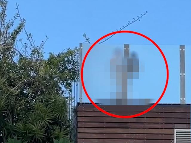 Phi thường - kỳ quặc - Cặp đôi trơ trẽn làm "chuyện ấy" ngay trên mái nhà, hàng xóm ngỡ "sinh vật lạ"