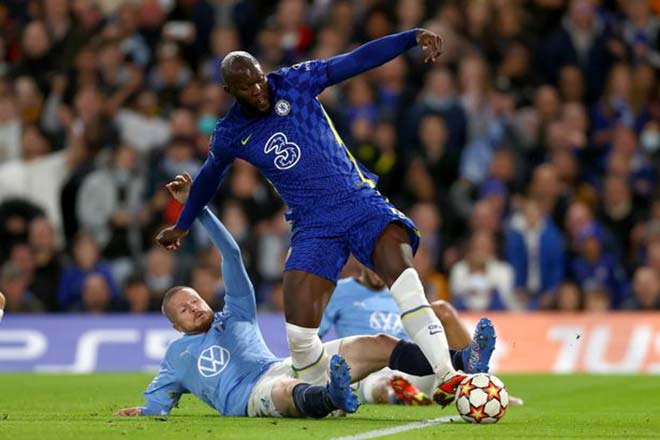 Lukaku bị lật mắt cá và rời sân chỉ sau 23 phút thi đấu