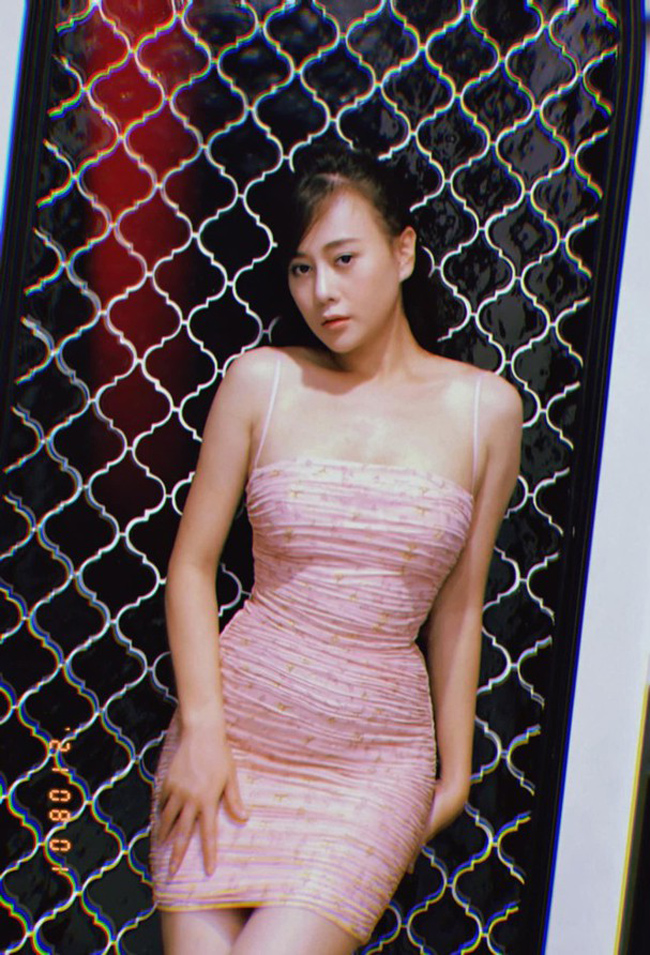 "Quỳnh Búp bê" Phương Oanh cũng được khen ngợi khi diện thiết kế tương tự.
