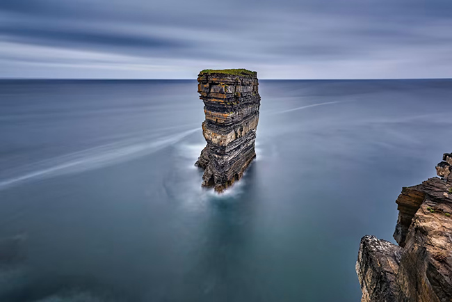 Dun Briste, Ireland: Với chiều chiều cao 50m, tảng đá cô đơn này đã được hình thành từ nhiều năm trước đứng mong manh giữa biển khơi. 
