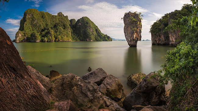 Ko Tapu, Thái Lan Ko: Tháp đá vôi cao 20m và nặng hàng tấn này, nhìn tưởng chừng chỉ một cơn sóng biển lướt qua là đổ ập xuống. Nhưng thực tế nó đã đứng vững chãi ở đây qua hàng trăm năm. 
