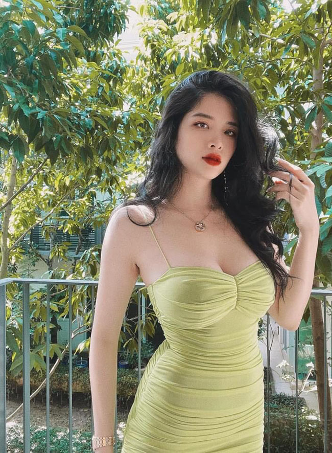 Hoa hậu Đông Nam Á Phan Hoàng Thu cũng vô cùng sexy với chiếc&nbsp;váy nhún màu cốm.

