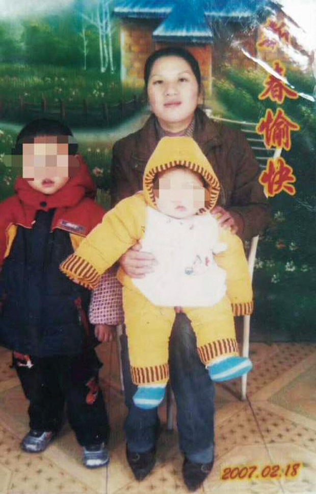 Cậu bé Quế Hào ngày nhỏ với mẹ và anh trai.