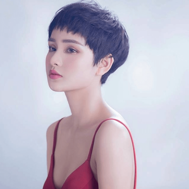 Hiền Hồ

Ở thời điểm hiện tại, Hiền Hồ được xem là mỹ nhân Vbiz được truyền thông và khán giả săn đón nhất mực. Gia nhập showbiz sau khi giành chức Á quân The Voice 2017. Cô lần lượt phát hành những bản Ballad ấn tượng là Rồi người thương cũng hóa người dưng, Em ngày xưa khác rồi...Kể từ khi ra mắt cho đến nay, người đẹp liên tục ghi điểm tuyệt đối và chiếm trọn tình cảm yêu mến từ công chúng.
