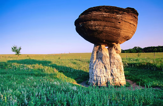 Công viên Tiểu bang Mushroom Rock, Hoa Kỳ: Nằm trong khu vực Smoky Hills của trung tâm phía bắc Kansas, công viên này được chú ý với những khối đá giống như cây nấm. Chúng khiến du khách vô cùng thú vị và kinh ngạc bởi là những tác phẩm tuyệt vời của thiên nhiên. 
