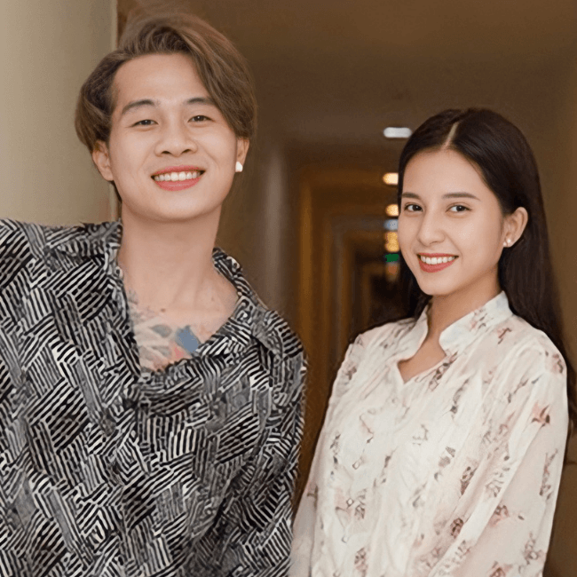 Đầu tháng 8 vừa qua, Jack đứng trước cơn bão scandal liên quan đến chuyện tình ái. Jack liên tục bị nhắc tên trong bài đăng của tài khoản Facebook Thúy Vy và Thiên An. Sau đó, Thiên An - nữ chính MV 'Sóng gió' công khai đã có con với Jack. Tối 10/8, Jack chính thức lên tiếng về scandal. Nam ca sĩ gửi lời xin lỗi vì những thông tin không hay về cá nhân làm ảnh hưởng tới nhiều người.

