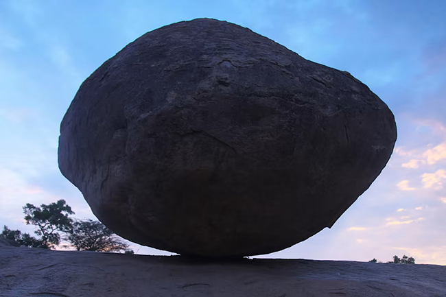 Krishna’s Butter Ball, Ấn Độ: Thoạt nhìn, ai cũng nghĩ quả bóng khổng lồ này có thể lăn xuống bất cứ lúc nào. Nhưng thực tế nó đã tồn tại như vậy trong rất nhiều năm.
