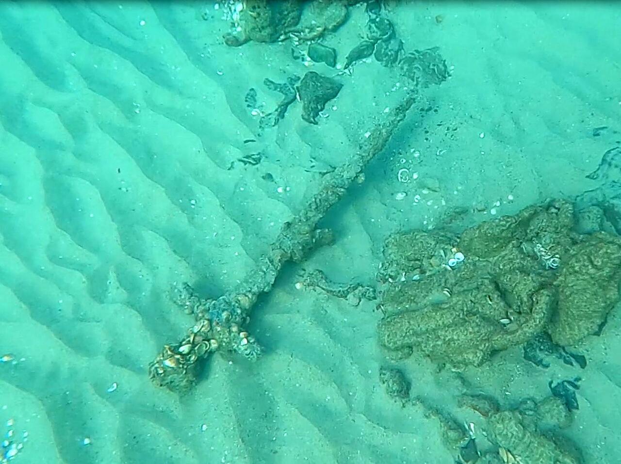 Bất ngờ phát hiện báu vật 900 năm dưới đáy biển - 1