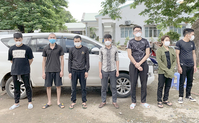 Nhóm 7 người lạ mặt đã bị lực lượng chức năng bắt quả tang khi được Tuấn đưa đến khu vực biên giới để xuất cảnh trái phép sang Campuchia. Ảnh do Công an An Giang cung cấp