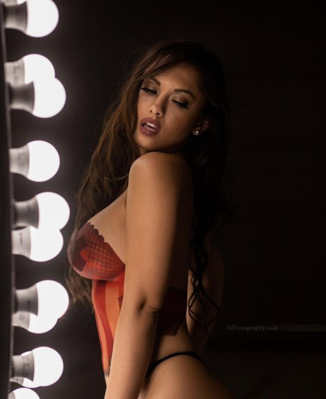 Bộ bikini bằng sơn phô trương đường cong của người đẹp 26 tuổi