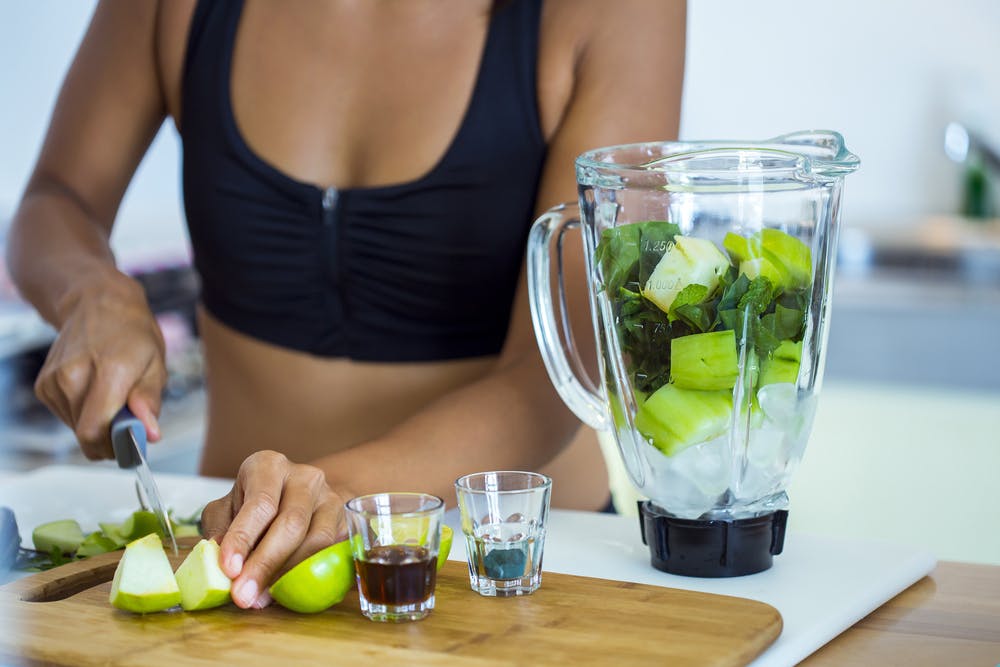Bạn có thể tự làm nước/sinh tố detox tại nhà với công thức đơn giản (hình minh hoạ).