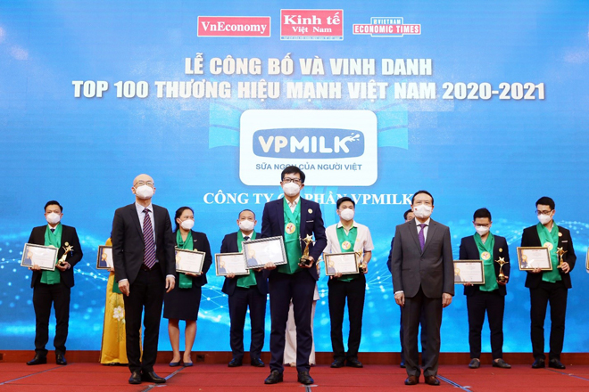 Đại diện VPMilk tại lễ công bố và vinh danh "Thương hiệu mạnh Việt Nam 2020-2021"