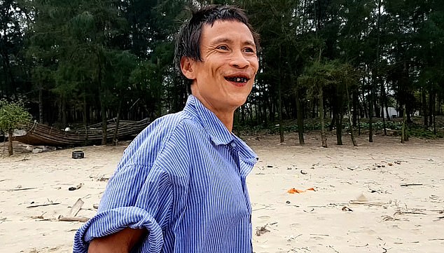 Ông Hồ Văn Lang hân hoan khi đi trên bãi biển. Ảnh: Daily Mail
