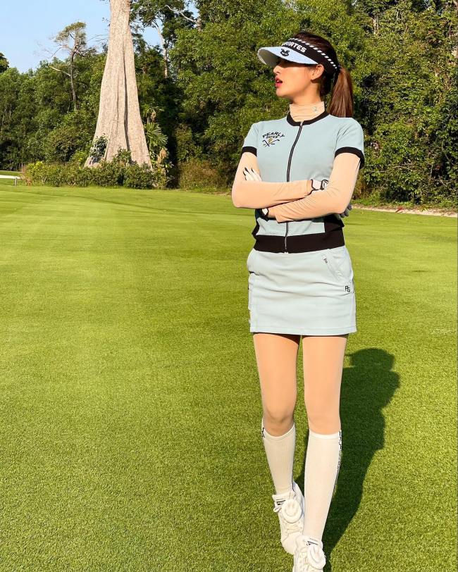 Phong cách thời trang chơi golf của Huyền My được đánh giá cao khi thể hiện qua nhiều góc cạnh khác nhau.
