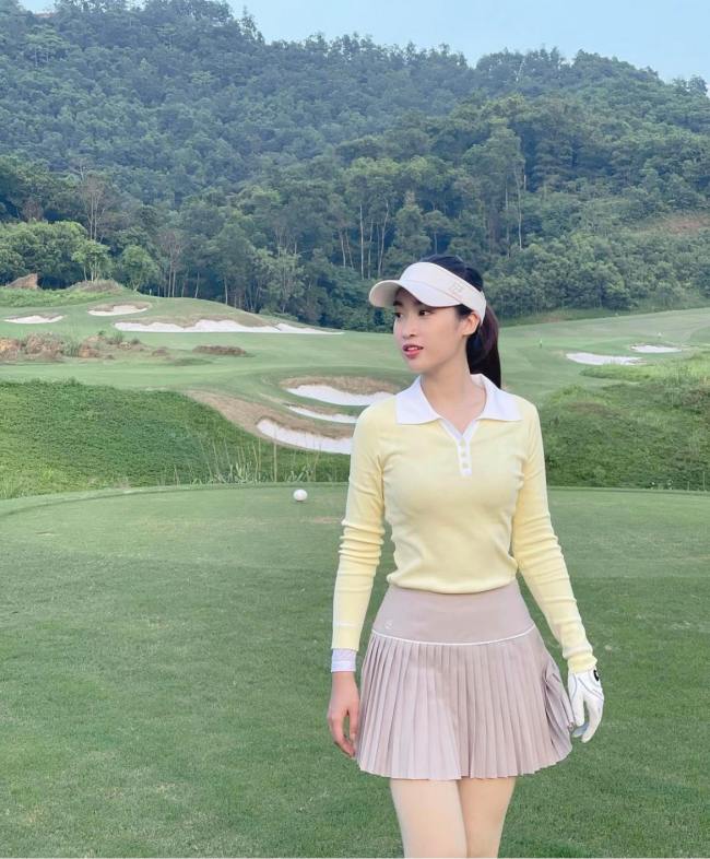 Đỗ Mỹ Linh gắn liền với hình ảnh nữ tính, gợi cảm và điều đó được cô thể hiện rõ nét qua cách chọn trang phục chơi golf.
