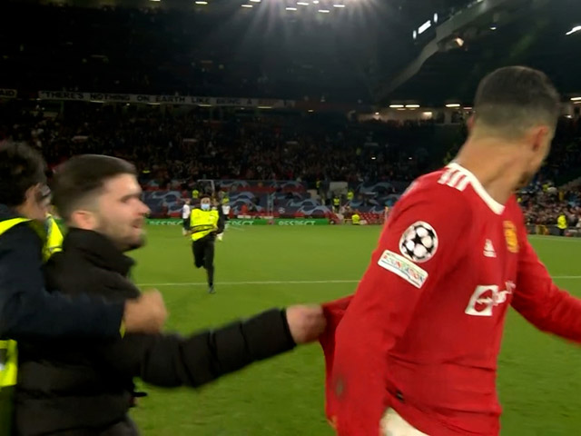 Bóng đá - Ronaldo bị fan cuồng túm áo, nhân viên an ninh "giải cứu" bằng cú xoạc như trung vệ