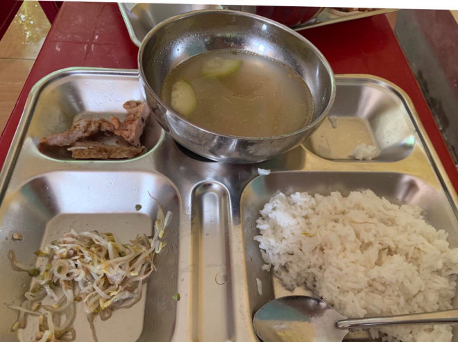Suất ăn vào trưa thứ 4 trị giá 17.000 đồng của học sinh lớp 2 bán trú Trường Tiểu học Xuân Phú. Ảnh: Hue-S