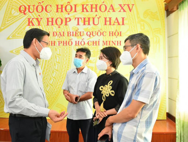 Chủ tịch UBND TP.HCM Phan Văn Mãi chia sẻ với báo chí sáng 22-10. Ảnh: VIỆT DŨNG
