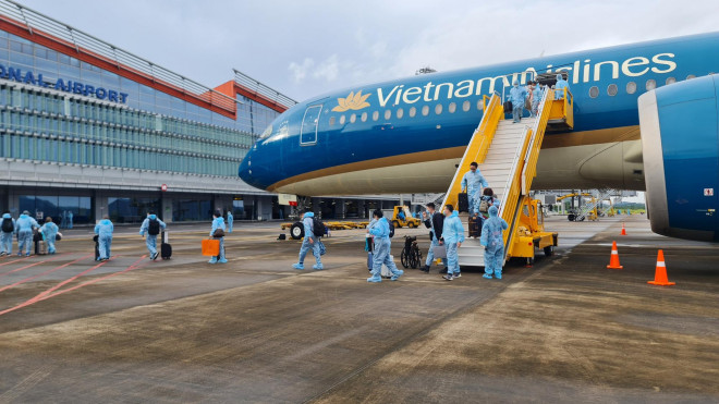 Sân bay quốc tế Vân Đồn (tỉnh Quảng Ninh) đón chuyến bay thí điểm "hộ chiếu vắc-xin" với 301 hành khách từ Pháp ngày 23-9. Ảnh: Thái Dương