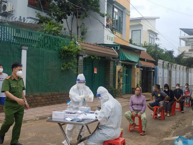 Lấy mẫu xét nghiệm cho người dân tại nơi xảy ra chùm ca bệnh ngoài cộng đồng ở TP Buôn Ma Thuột