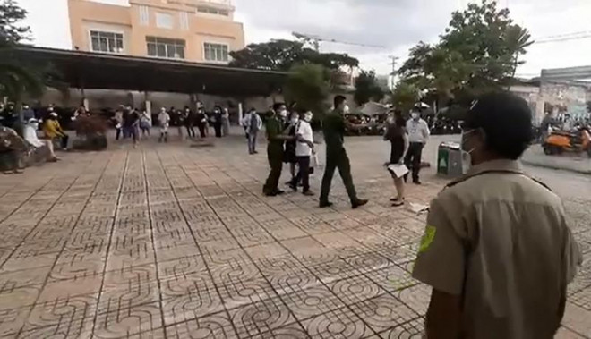 Công an yêu cầu hai mẹ con bà Bông giữ trật tự thì bị chống đối. Ảnh: KM