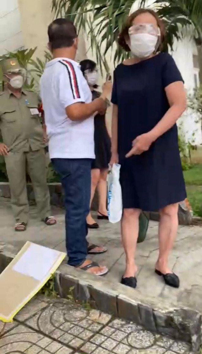 Hai mẹ con la hét quay phim khi nhận thông tin không thuộc đối tượng nhận hỗ trợ đợt 3. Ảnh: KM