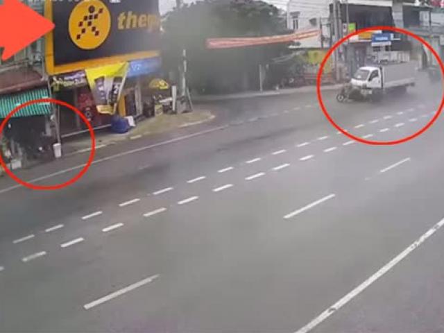 Tin tức trong ngày - Clip: Tông bay lái xe máy kéo “rơ moóc”, ô tô tải lao vào cửa hàng tạp hóa, 1 người thoát “tử thần”