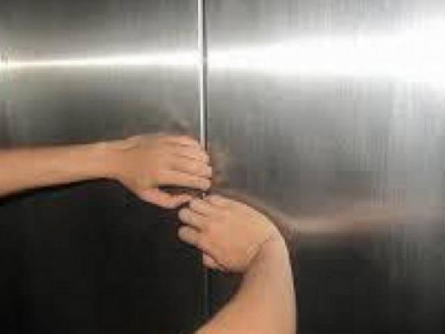 Tin tức trong ngày - Tin tức 24h qua: Kẹt thang máy, cô gái tử vong khi rơi từ tầng 7 xuống tầng 1