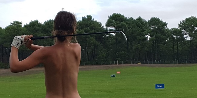 La Jenny, Pháp: Một trong những điều tuyệt vời mà chơi golf mang lại là cơ hội hòa mình với thiên nhiên:&nbsp;Tại La Jenny, bạn có thể tiến thêm một bước nữa. Đây là nơi duy nhất ở Châu Âu có thể chơi golf tự nhiên mà không phải chịu sự gò bó của những bộ quần áo rườm rà.&nbsp;

