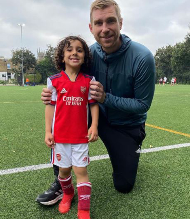 Zayn Ali Salman, 5 tuổi, chụp ảnh cùng Per Metersacker, HLV của học viện bóng đá Arsenal