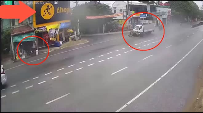 Chiếc xe máy kéo gặp nạn khi đang sang đường.