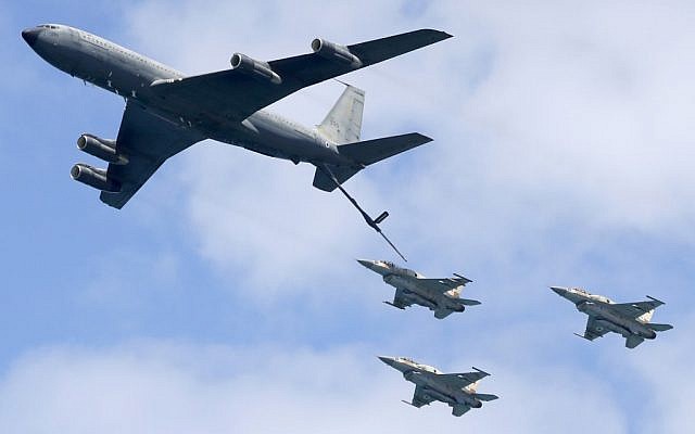 Chiến đấu cơ F-16 và máy bay tiếp dầu KC-135 của không quân Israel.
