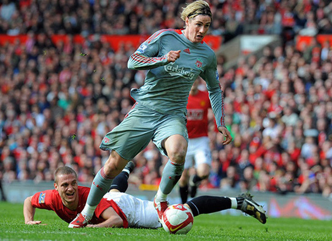 ... nhưng sau đó MU đã thảm bại trước Liverpool của Fernando Torres đến 1-4 ngay tại sân nhà OId Trafford