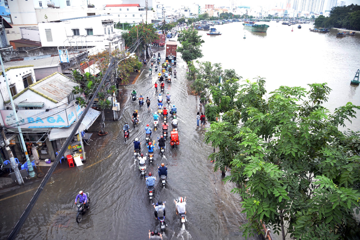 Chiều 22/10, triều cường trên sông Sài Gòn bắt đầu dâng cao khiến một số khu vực thấp trũng trên địa bàn TP.HCM bị ngập. Đặc biệt, một số tuyến đường ven sông bị ngập sâu khiến người tham gia giao thông gặp nhiều khó khăn.