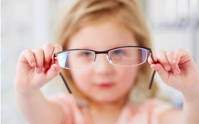 Bàn học thông minh - cách chống cận cho con khi ngồi học - 2