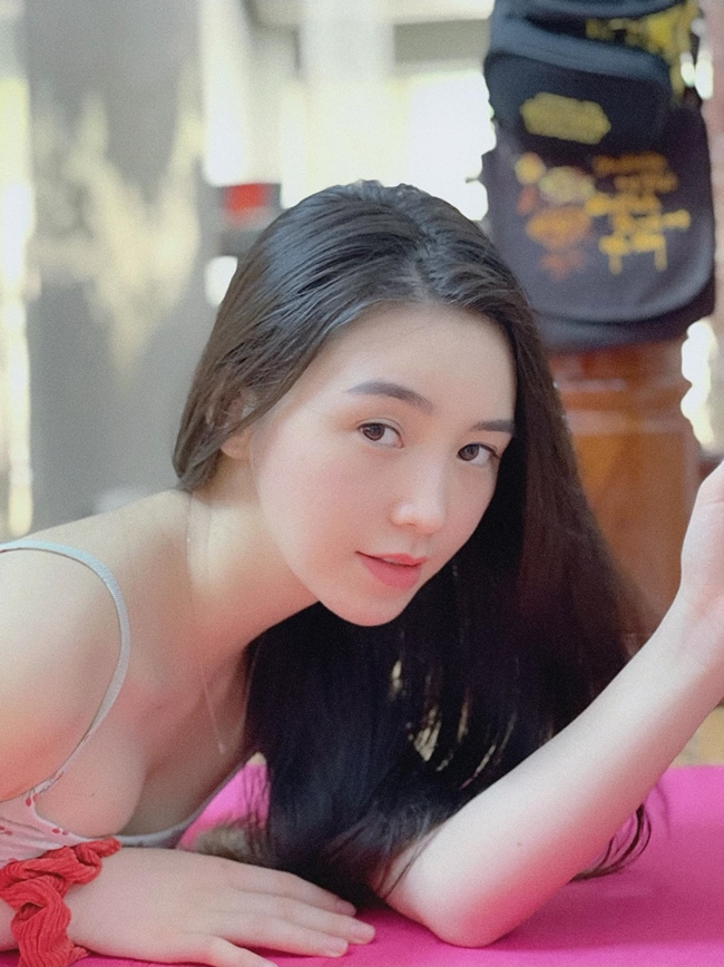 So với thời mới nổi tiếng, diễn viên sinh năm 1995 ngày càng gợi cảm hơn. Quỳnh Kool là một trong những diễn viên trẻ có phong cách thời trang ấn tượng nhất hiện nay.&nbsp;
