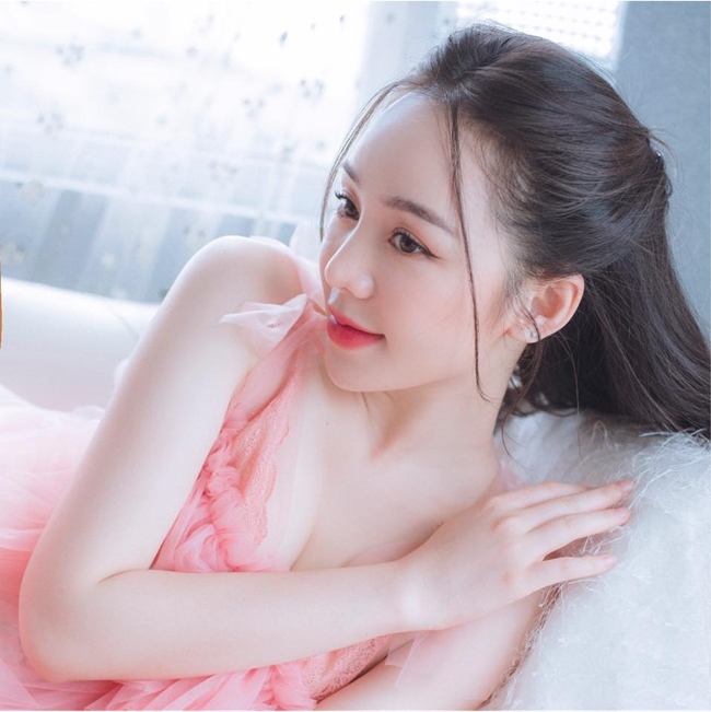 Với xuất thân là một hotgirl nổi tiếng trên mạng xã hội, Quỳnh Kool đang ngày một khẳng định được thực lực diễn xuất qua nhiều vai diễn ấn tượng.
