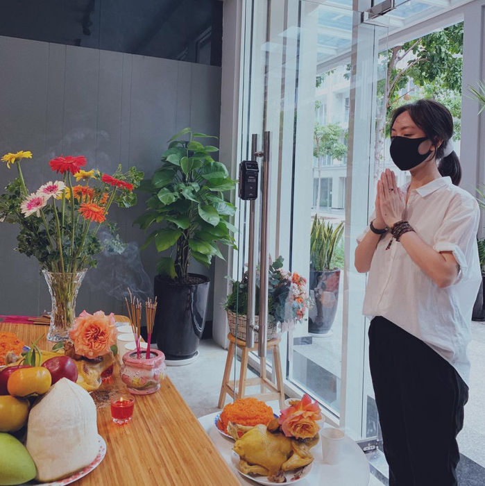 Hình ảnh nữ diễn viên hài Thu Trang đang làm lễ khai trương văn phòng mới.