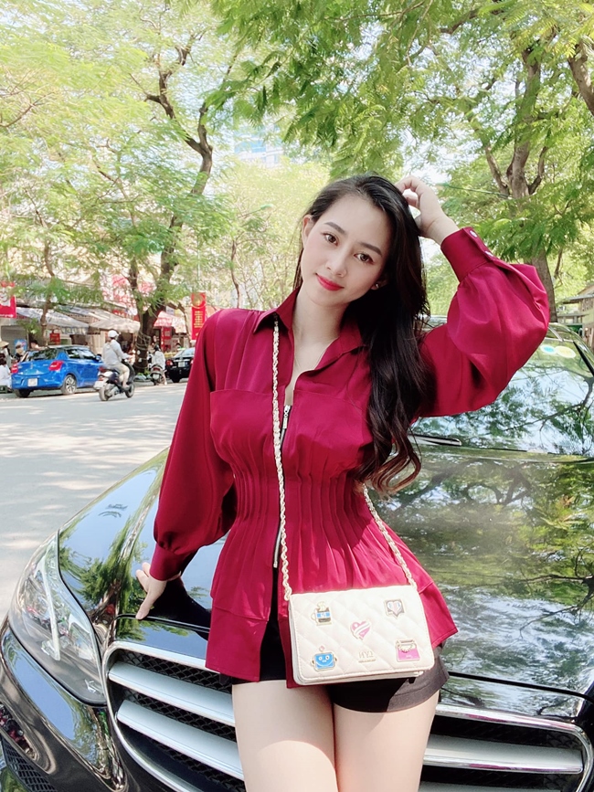 Trái với những hình ảnh sexy cá tính trên màn ảnh, Yến Xôi ngoài đời được ông xã nhận xét là một người vợ ngoan hiền, chu đáo, đảm đang, biết vun vén, chăm lo cho gia đình.
