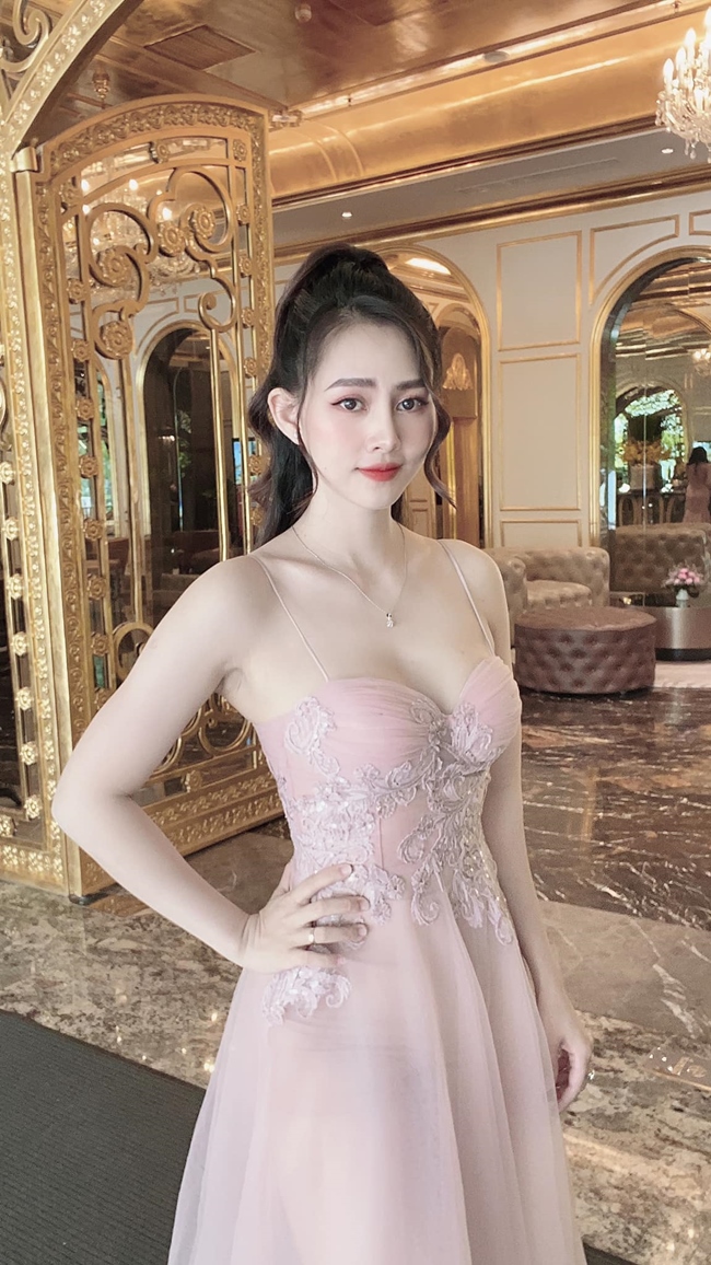 Để có được thân hình “vạn người mê” lại đảm bảo sức khỏe, 9X chia sẻ ngoài chế độ ăn uống hợp lý thì tập luyện thể dục thể thao như gym, yoga cũng rất cần thiết.
