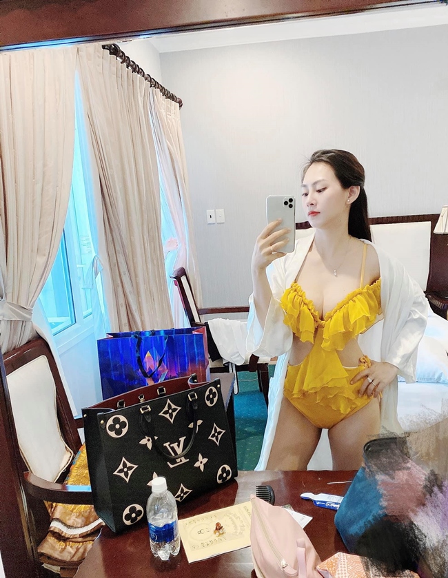 Vóc dáng vạn người mê của bà mẹ hai con khiến nhiều người bất ngờ.&nbsp;
