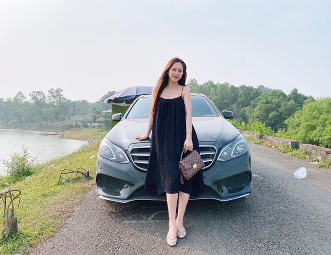 Cô chia sẻ hai vợ chồng hiện sở hữu một chiếc Rolls-Royce màu trắng 25 tỷ và một chiếc Range Rover màu đen trị giá 7 tỷ đồng.
