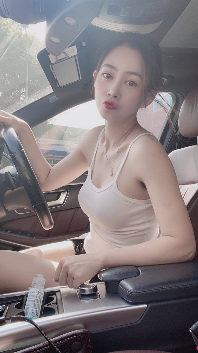 Rời showbiz tập trung cho gia đình nhỏ, Yến Xôi còn sở hữu xế hộp, hàng hiệu đắt tiền.&nbsp;
