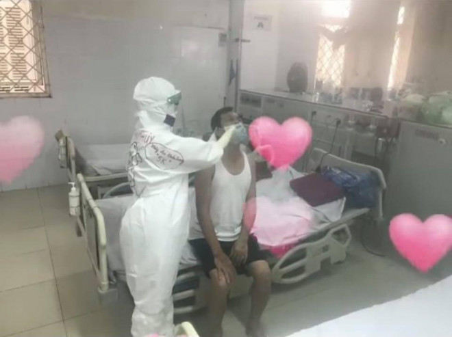 Chị Nghĩa luôn tận tình chăm sóc bệnh nhân.