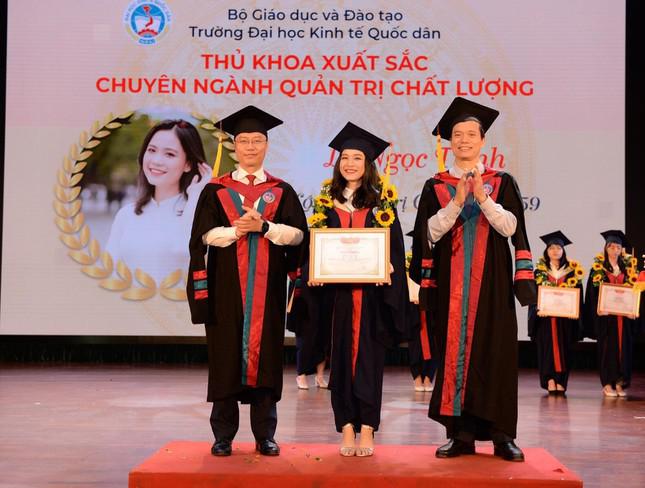 Lê Ngọc Trinh vinh dự nhận danh hiệu thủ khoa xuất sắc chuyên ngành Quản trị chất lượng.