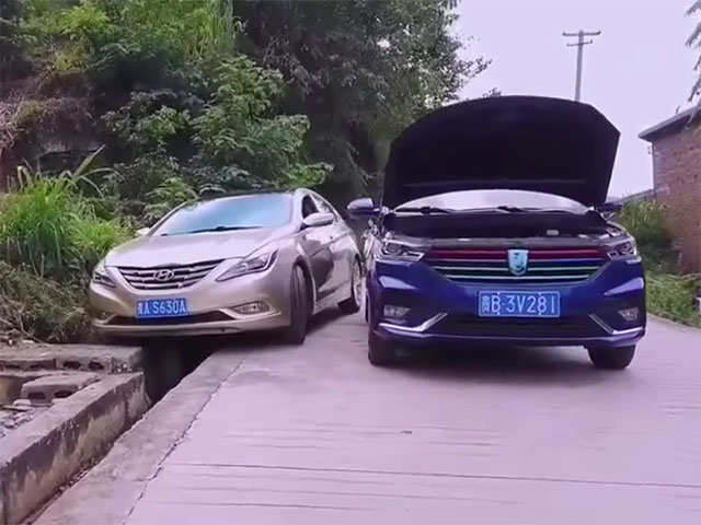 Tin tức ô tô - Lùi xe trên đoạn đường cực khó, tài xế được cư dân mạng nể phục gọi bằng "nghệ nhân"