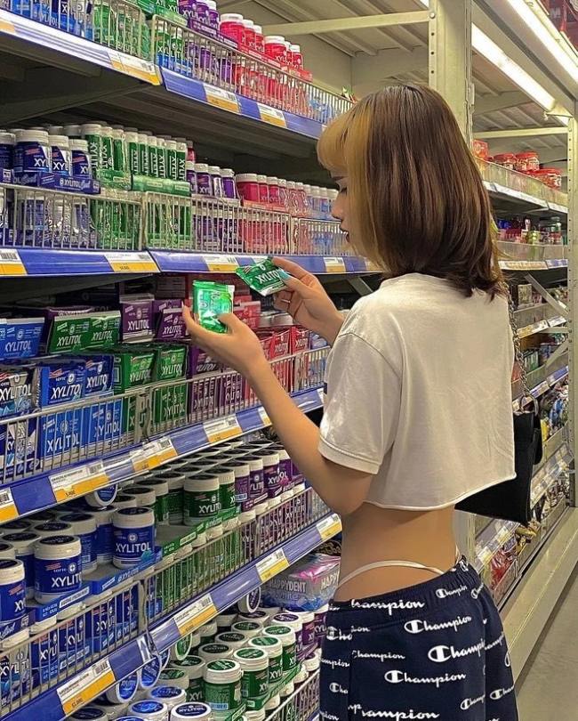Xu hướng quần tụt cũng được cô gái trẻ &#34;check in&#34; trong siêu thị.
